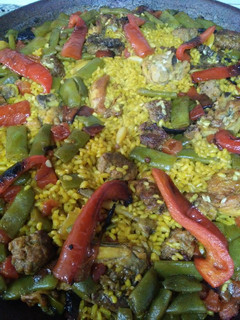 Una foto de Paella de pollo y pelotas