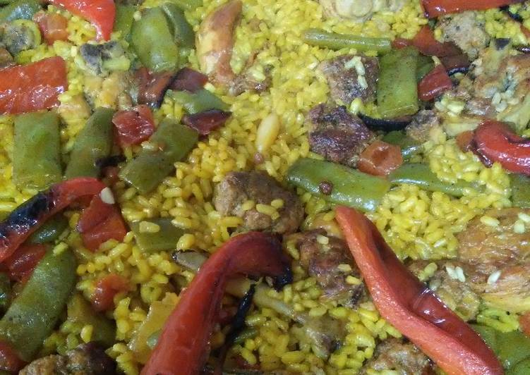 Paella de pollo y pelotas