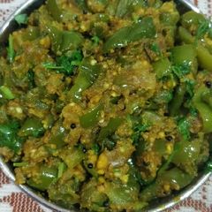 A picture of Brinjal capsicum ki sabzi.
