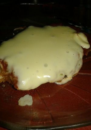 Una foto de Milanesa con queso y puré de tomate🍅