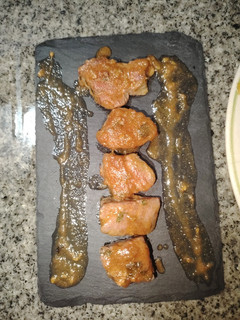 Una foto de Atún marinado 3 días con salsa de tomate casera