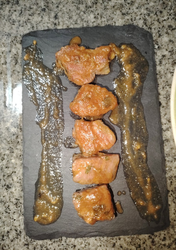 Una foto de Atún marinado 3 días con salsa de tomate casera