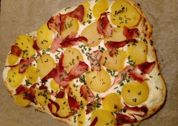 Weiße Pizza mit Kartoffeln und Schinken