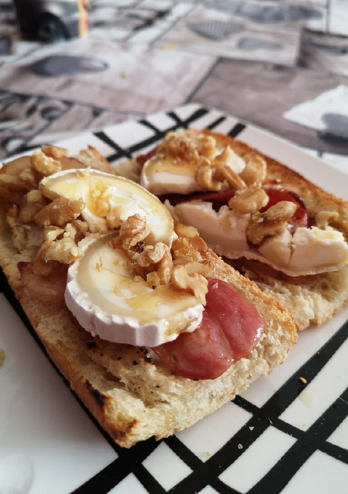 Una foto de Tosta de bacon, queso de cabra, nueces y miel