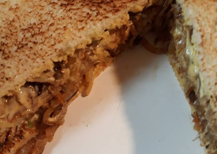 Sandwich of Caramelized Onions Sandwich of Caramelized Onions