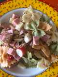 Ensalada de pasta con atún, huevo y bocas de mar
