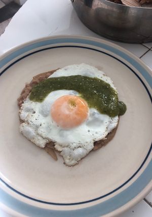 Una foto de Huevos motuleños