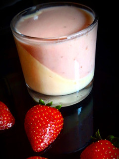 Una foto de Panna cotta de fresas y crema de chocolate blanco en vaso