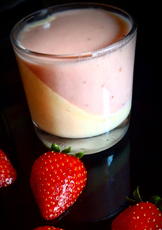Una foto de Panna cotta de fresas y crema de chocolate blanco en vaso
