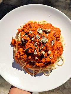 Una foto de Pasta con salsa de jitomate, champiñones y carne