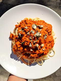 Una foto de Pasta con salsa de jitomate, champiñones y carne
