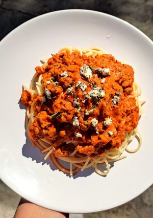 Una foto de Pasta con salsa de jitomate, champiñones y carne