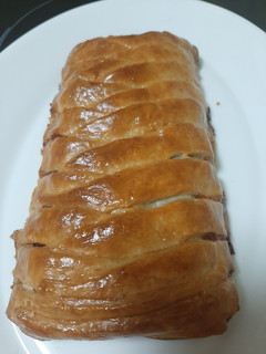 Una foto de Trenza hojaldre bacon, queso y dátiles