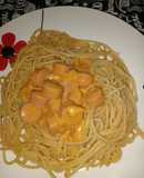 Fideos con salsa roja y queso crema y salchicha