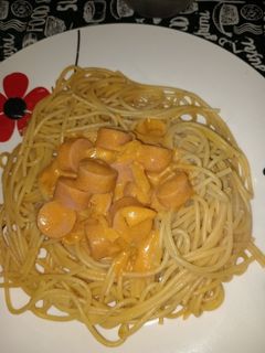 Una foto de Fideos con salsa roja y queso crema y salchicha