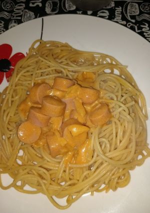 Una foto de Fideos con salsa roja y queso crema y salchicha