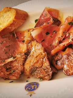 Una foto de Rovellons salteados con Jamón ibérico