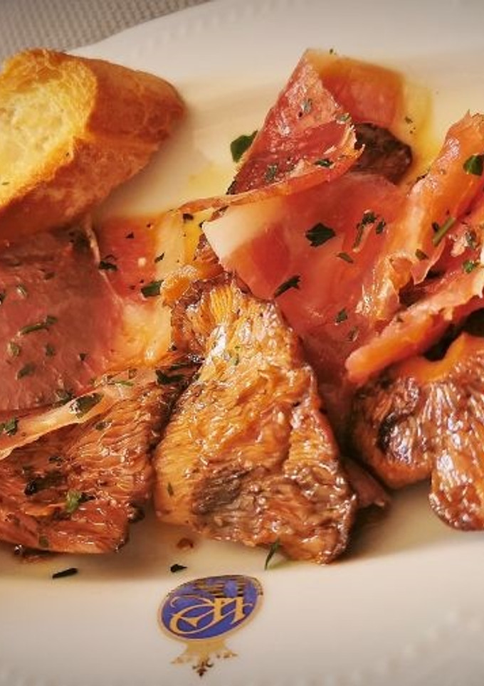 Una foto de Rovellons  salteados con  Jamón  ibérico