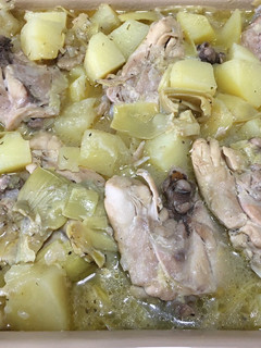Una foto de 142. Contramuslos con patatas y alcachofas