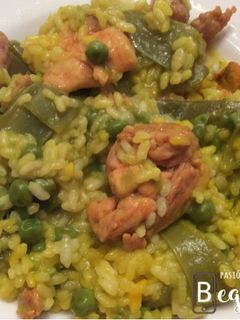 Una foto de Arroz con salchichas, pollo y verduras