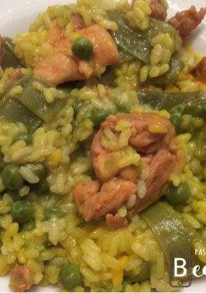 Una foto de Arroz con salchichas, pollo y verduras