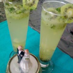 A picture of Kiwi mojito.