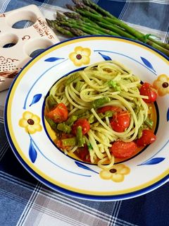 Foto di Spaghetti con asparagi, datterini e crema di avocado