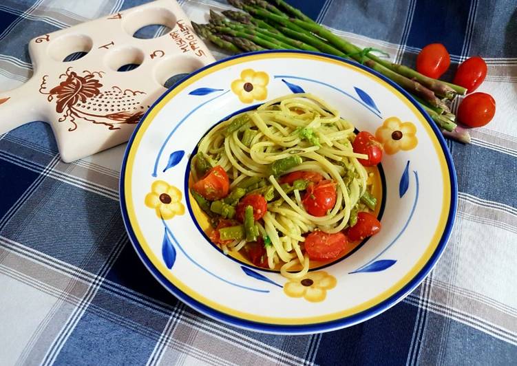 Spaghetti con asparagi, datterini e crema di avocado