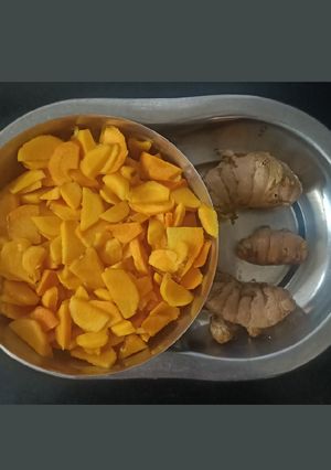 લીલી હળદરનું અથાણું (Lili Haldar Athanu Recipe In Gujarati) રેસીપી મુખ્ય ફોટો