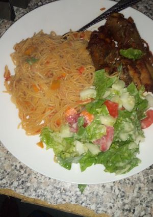 A picture of Spaghetti with salad nd peppe chicken.