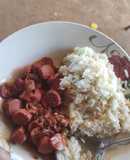 Arroz quesú (arroz con queso) y salsa de salchichas