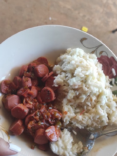 Una foto de Arroz quesú (arroz con queso) y salsa de salchichas