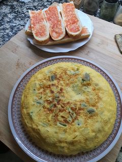 Una foto de Tortilla de patatas, cebolla y pimientos verdes al microondas
