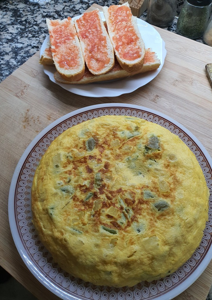 Una foto de Tortilla de patatas, cebolla y pimientos verdes al microondas