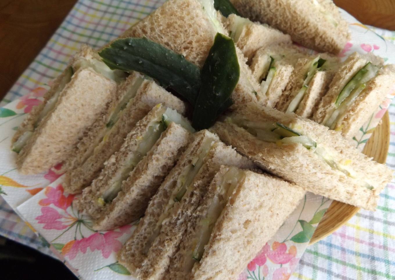 Sándwiches pequeños de pepino para aperitivo