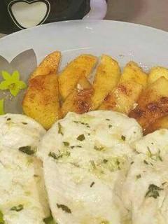 Una foto de Pollo condimentado y manzana