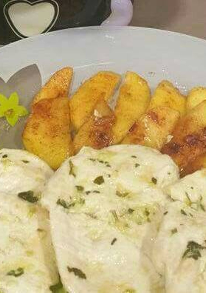 Una foto de Pollo condimentado y manzana