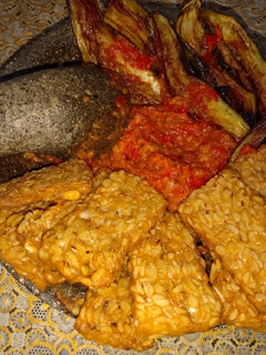 Foto resep Penyetan terong dan tempe sambal balado