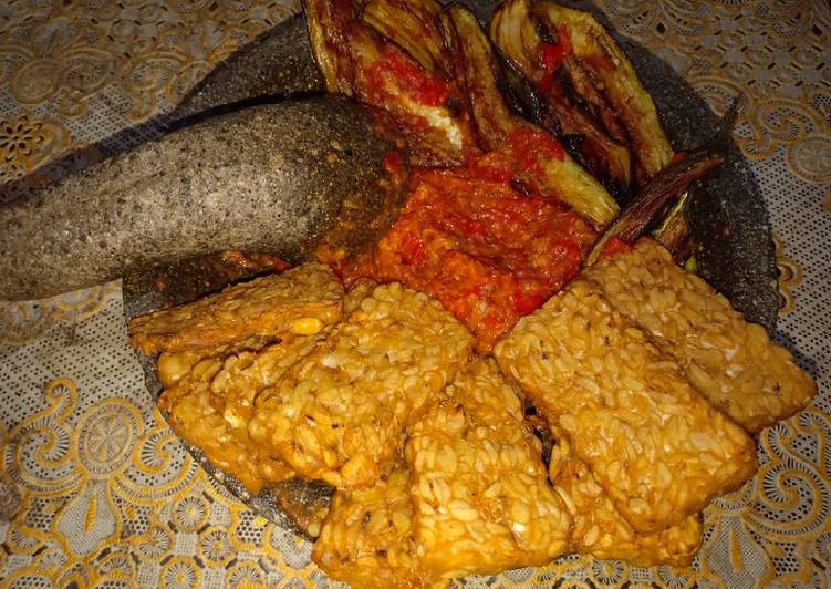 Resep Penyetan terong dan tempe sambal balado yang Enak