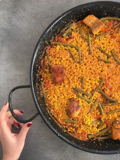 Una foto de Arroz con costilla, pollo y judía verde redonda