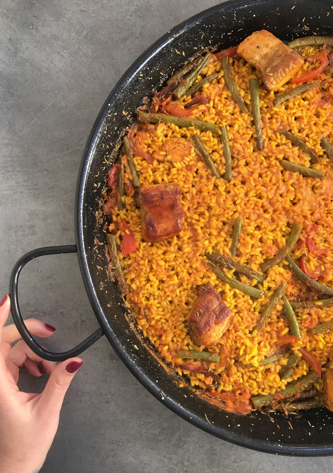 Una foto de Arroz con costilla, pollo y judía verde redonda