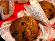 Una foto de muffins de chocolate