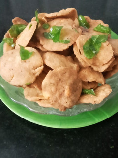 மிளகு பட்டன் தட்டை (Milagu button thattai recipe in tamil) செய்முறை முக்கிய புகைப்படம்
