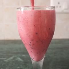 A picture of Strawberry and black grapes smoothie.