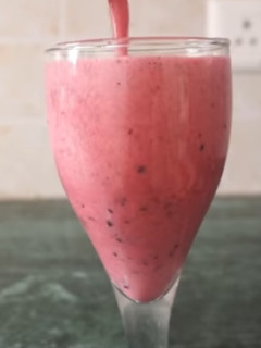 A picture of Strawberry and black grapes smoothie.