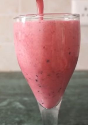 A picture of Strawberry and black grapes smoothie.