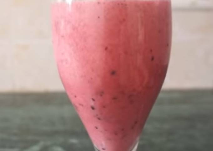 Steps to Prepare Homemade Strawberry and black grapes smoothie