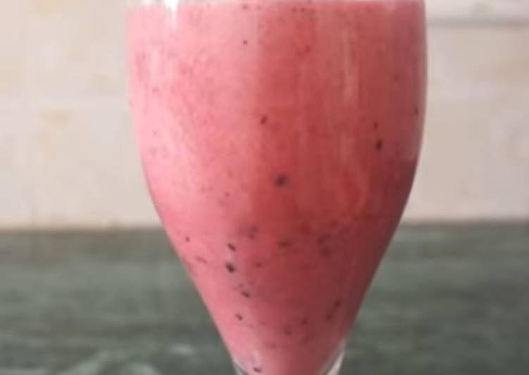 Recipe of Quick Strawberry and black grapes smoothie