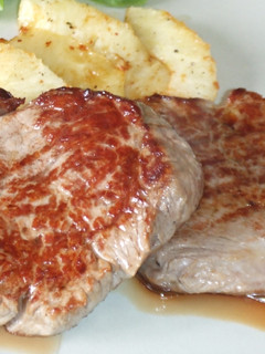 Una foto de Solomillo de ternera gallega con manzanas fritas a la mantequilla