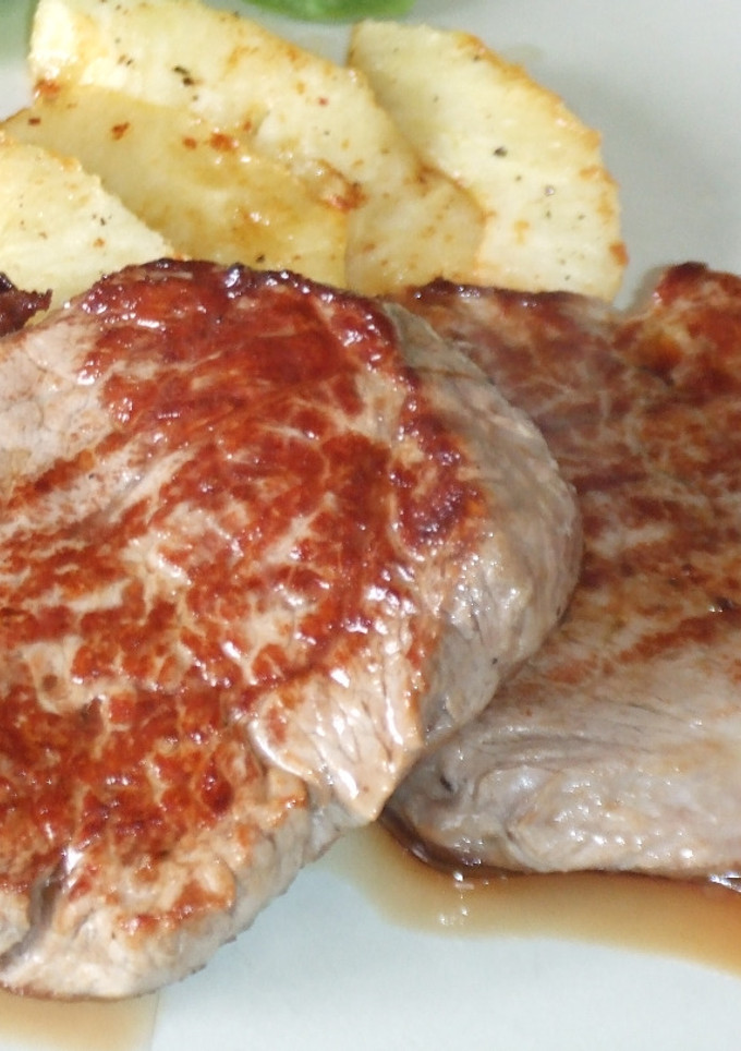 Una foto de Solomillo de ternera gallega con manzanas fritas a la mantequilla